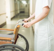 看護師と車椅子