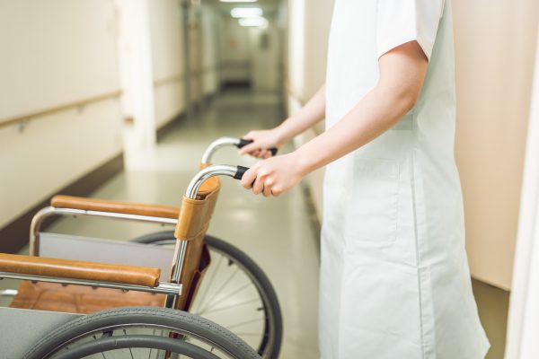 看護師と車椅子