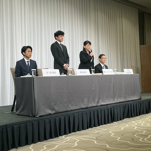 左から、井ノ原快彦、東山紀之、藤島ジュリー景子氏、木目田裕弁護士　